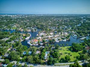 劳德代尔堡Las Olas Cabanas Unit #3 Upstairs with Large Private Deck & View of Downtown Fort Lauderdale!的河流上小镇的空中景色