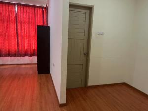 民都鲁1717 Bintulu Homestay 1的一间空房间,有门和红色窗帘