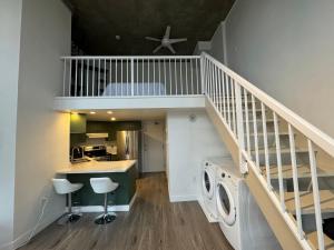 温哥华LUXURY LOFT IN DOWNTOWN VANCOUVER的复式公寓 - 带楼梯和洗衣房
