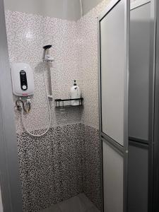 乔治市Sunshine House的浴室里设有玻璃门淋浴