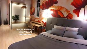 芹苴Nhà Yên 1 Bed 2 Beds Hotel Homestay Hostel Cần Thơ的卧室配有一张带大花壁画的床。
