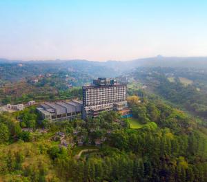 万隆万隆达戈公园洲际酒店的山丘上建筑物的空中景观