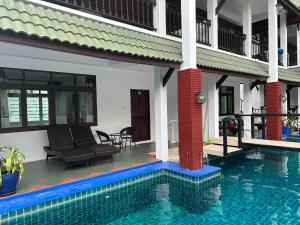 哈德姚Amara Beach Resort Koh Phangan的一座带游泳池和房子的别墅