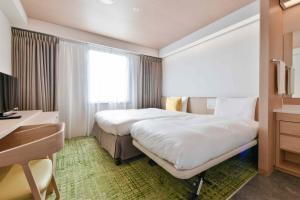 大洲熊本机场为萨尔酒店的配有一张床和一张书桌的酒店客房