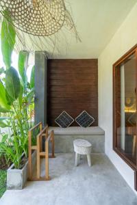 乌鲁瓦图Village Bali的椅子和长凳