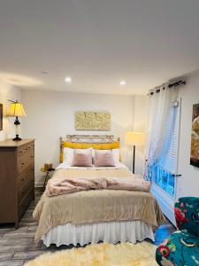 North BeachEleni’s Charming Studio的一间卧室配有一张带黄色床头板的大床