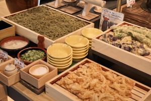 京都京都阿尔蒙特酒店的展示桌子上不同种类的食物