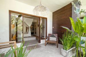 乌鲁瓦图Village Bali的一间设有镜子和一些植物的卧室