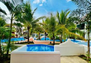 琅勃拉邦Manyo Hotel and Resort的棕榈树度假村的游泳池景
