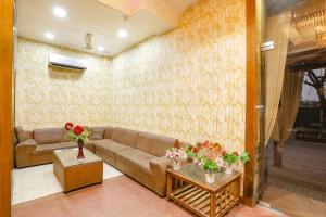 坎普尔FabHotel Uday Villa的客厅配有沙发和2张桌子