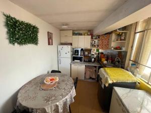 普诺Departamento Céntrico, cómodo y acogedor的一间带桌子和冰箱的小厨房