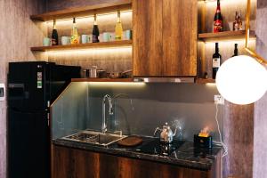 河内Apastar Luxury - Vinhomes Smart City的厨房配有水槽和冰箱