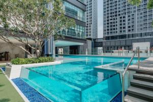 曼谷SILQ Hotel & Residence, Managed by The Ascott Limited的一座位于高楼城市的游泳池