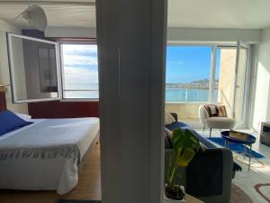 格朗维尔Front de mer vue exceptionnelle的一间卧室配有一张床,享有海景