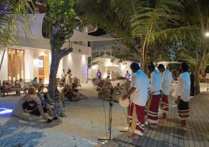 迪弗西Stone Hotels Dhiffushi的一群人在海滩上玩鼓