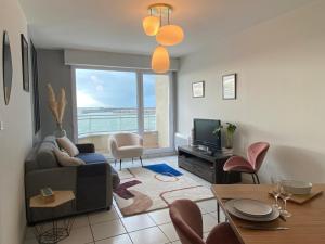 格朗维尔Front de mer vue exceptionnelle的带沙发和电视的客厅