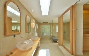 Saint BarthelemyLuxury Vacation Villa 11的一间带玻璃碗水槽的浴室