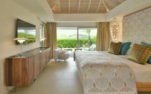 Saint BarthelemyLuxury Vacation Villa 11的一间卧室设有一张大床和一个大窗户