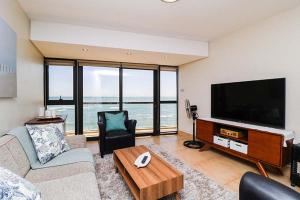 斯特兰德302 Ocean View的客厅配有平面电视和沙发。