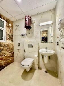 勒克瑙Celestial Chic Suite With Swimming Pool的一间带卫生间和水槽的浴室