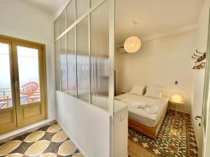 爱琴娜岛Port view apartment Aegina的小房间设有床和窗户