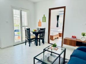 班加罗尔Olive Serviced Apartments BTM Layout的客厅配有桌椅和镜子