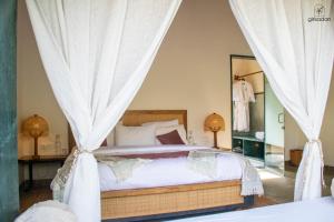 斋浦尔GiriSadan Organic Farm Retreat & Botanical Forest的一间卧室配有带窗帘和镜子的床