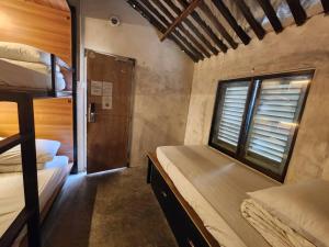 吉隆坡Chinatown Hostel by Mingle的客房设有两张双层床和一扇窗户。