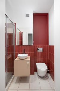华沙ECRU Design Apartment in City Center WWA46的一间带卫生间和水槽的浴室