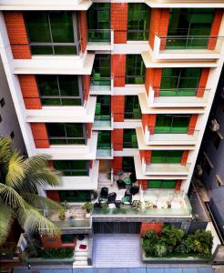 达卡Xpressmall Hotel near Dhaka Airport的享有高楼空中景致,设有庭院