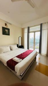 卡尔佩特塔Western Ghats Holiday Home的一间卧室设有一张大床和大窗户