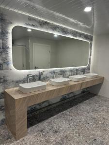 萨克德佐尔镇Alvina complex的一间带两个盥洗盆和大镜子的浴室