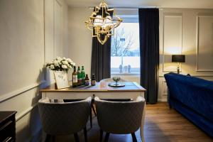 汉堡R B Apartment am Airport Hamburg - 1-4 Personen - Küche - Smart TV - Waschmaschine - perfekt für Geschäftsreisende oder Familien的一间带桌椅和吊灯的用餐室