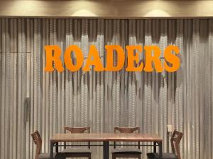 台南Roaders Hotel Tainan ChengDa的桌椅和读收音机的标志