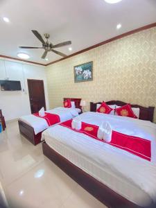 琅勃拉邦Xuan Keo place house 2的一间卧室配有两张床和吊扇