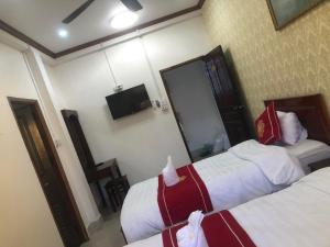 琅勃拉邦Xuan Keo place house 2的酒店客房,设有两张床和镜子