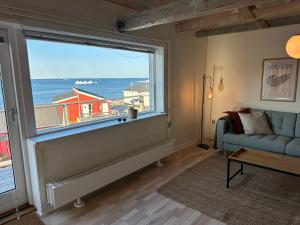 伊卢利萨特Grand seaview house Ilulissat的客厅设有大窗户和沙发