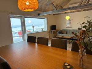 伊卢利萨特Grand seaview house Ilulissat的一间带桌子的用餐室和一间客厅