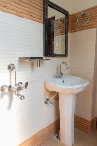 DawkiDawki Inn Home for Travellers的一间带水槽和镜子的浴室