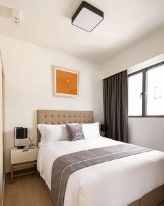 香港Eaton Residences, Blue Pool Road的一间卧室设有一张大床和一个窗户。
