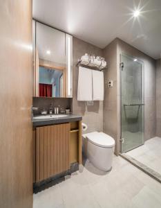 香港Eaton Residences, Blue Pool Road的浴室配有卫生间、盥洗盆和淋浴。