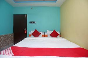 kolkataHotel continental的一间卧室配有一张带红色枕头的大床