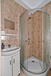 加茨比亚格拉Resort EDEN - domki, pokoje, apartamenty的带淋浴和盥洗盆的浴室