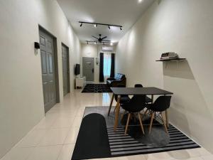 实兆远Double Seven Eight Homestay SemiD at Bandar Baru Setia Awan Perdana的一间带桌椅的客厅和走廊