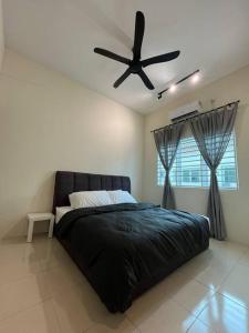 实兆远Double Seven Eight Homestay SemiD at Bandar Baru Setia Awan Perdana的一间卧室配有黑色的床和吊扇