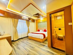 拜拉哈瓦Hotel Ultra International的一间酒店客房 - 带一张床和一间浴室