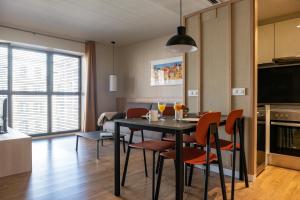 巴塞罗那MH城市公寓酒店的厨房以及带桌椅的用餐室。