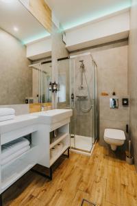 伊诺弗罗茨瓦夫Green Hotel的带淋浴、盥洗盆和卫生间的浴室