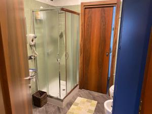 贝加莫我的客房旅馆的一间带玻璃淋浴和卫生间的浴室