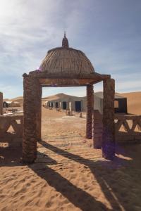 MhamidErg Chegaga Desert Standard Camp的沙漠中的一个结构